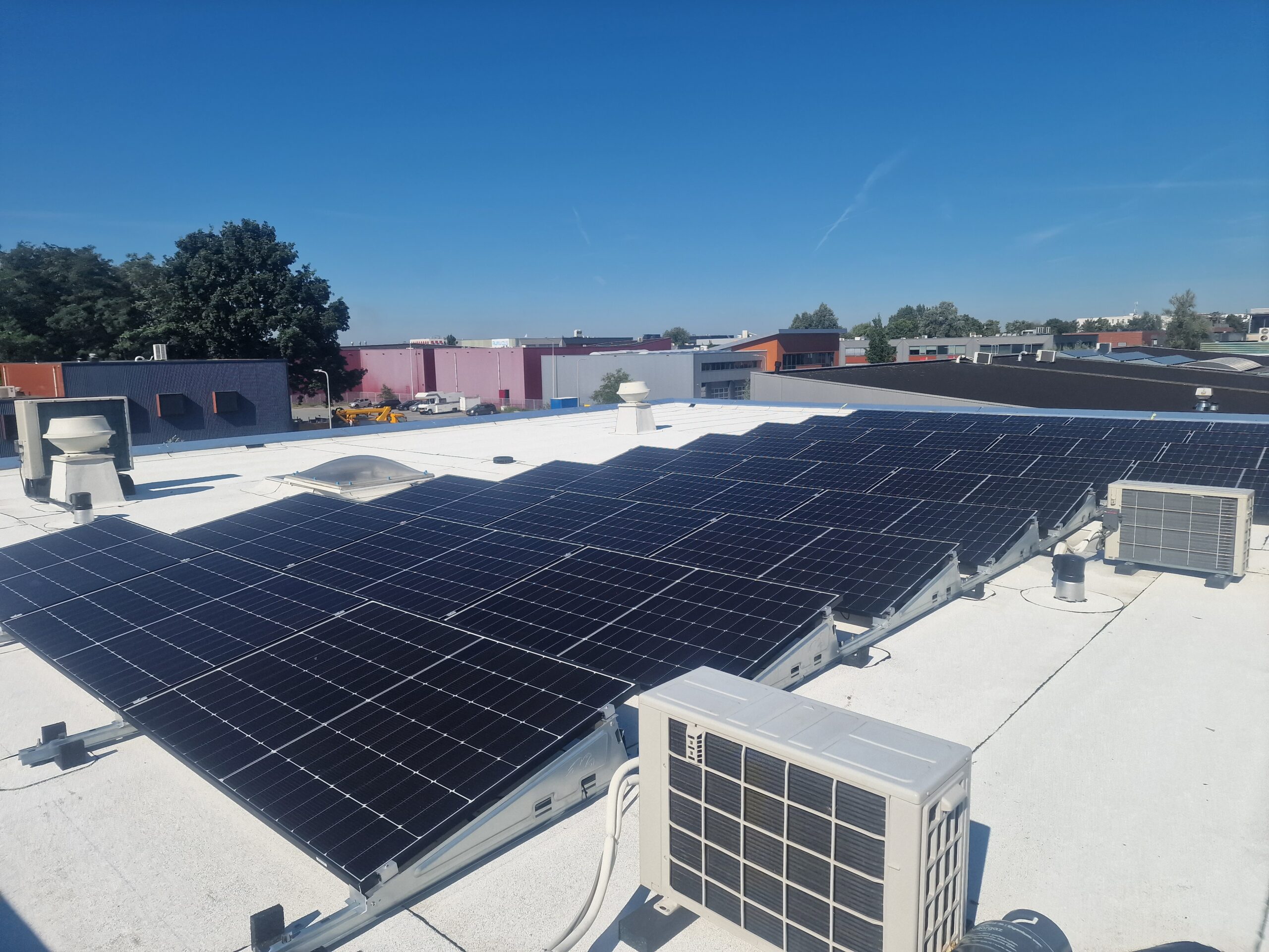 Dak van appartementencomplex met zonnepanelen voor VvE